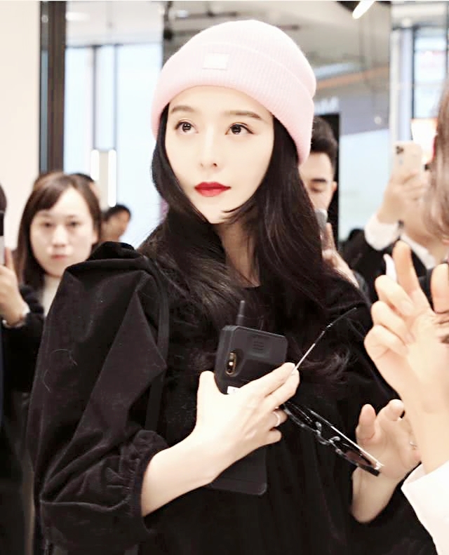 范冰冰穿恨天高跷二郎腿 (范冰冰穿黑色披风踩恨天高)