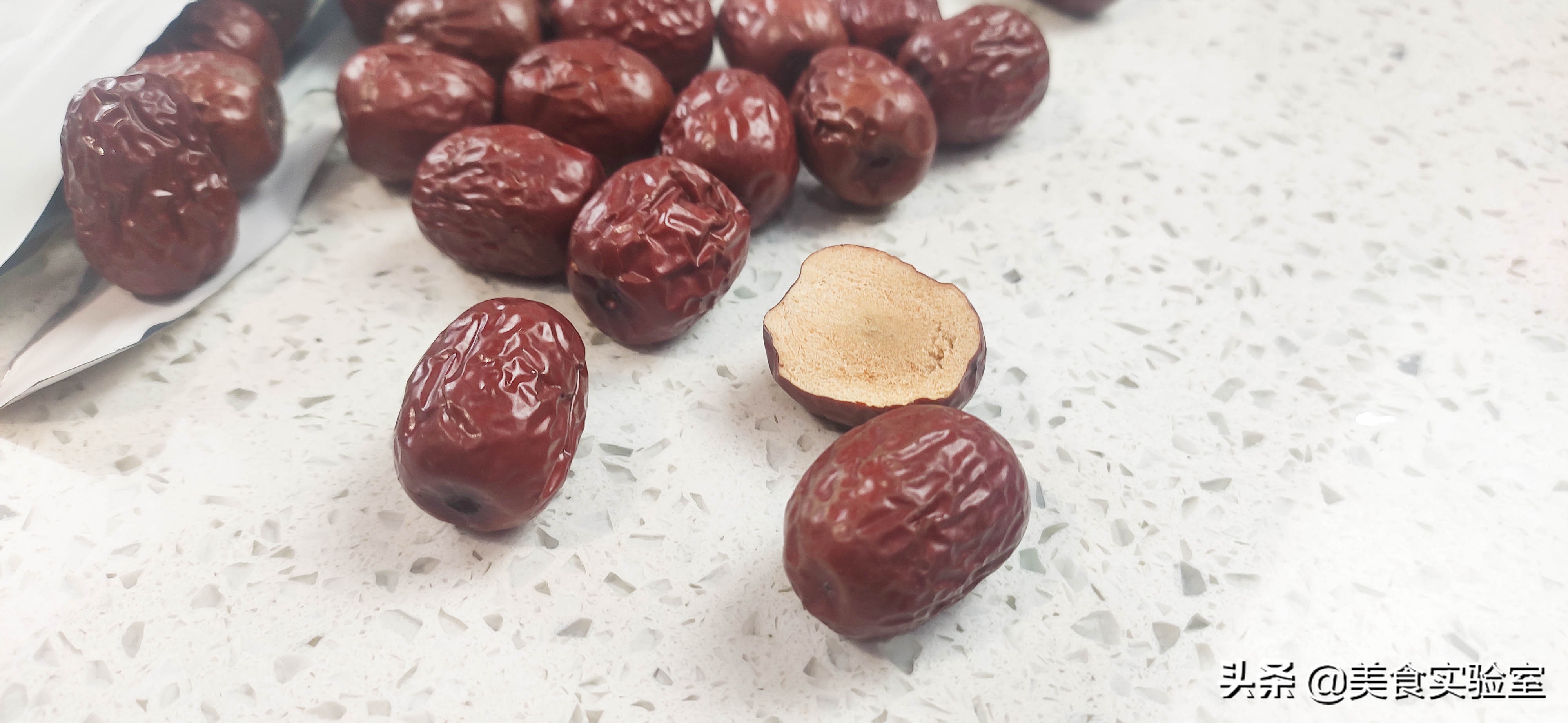 白嫖*党**报告6，5元多一袋的灰枣，味甜肉厚质地紧实