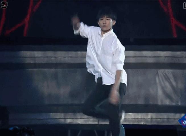 易烊千玺羞红脸,易烊千玺害羞脸红