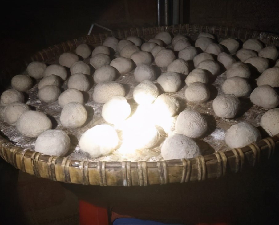 土酒曲的制作方法和用什么原材料,土酒曲白酒曲的配方和制作方法