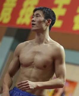 国足为何实力差？看看它们和国乒球员脱下衣服的对比，你就知道了