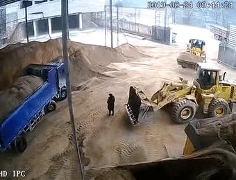 女子被铲车铲进搅拌机后续,女子被铲车铲进搅拌机怎么样了