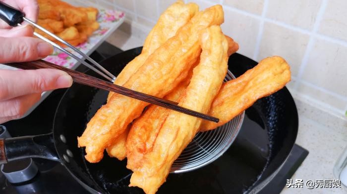 炸蓬松酥脆油条到底加不加酵母,炸油条要怎么发面才能炸出油条来