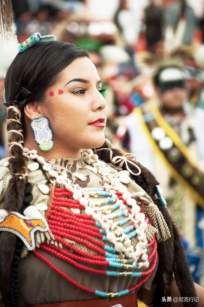 老汉被称为山顶洞人,山顶洞人隐居山洞