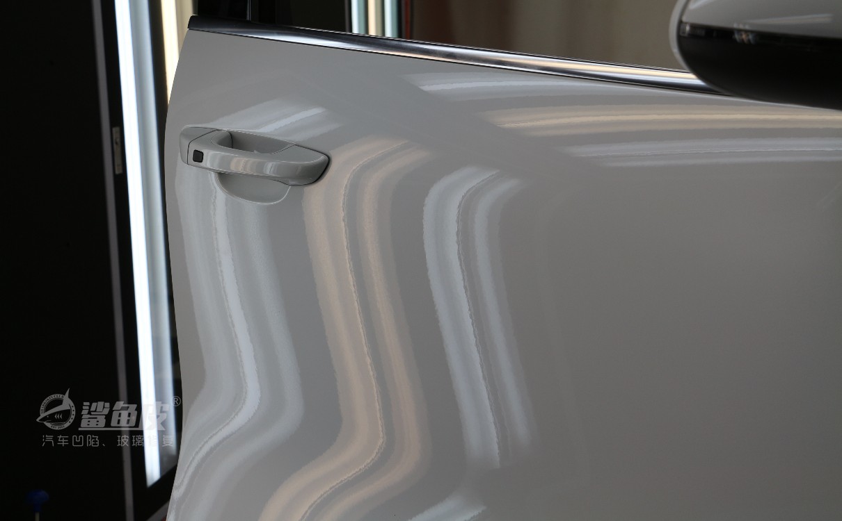 车门刮蹭凹陷补漆修复多少钱,长条凹陷疤痕无痕修复