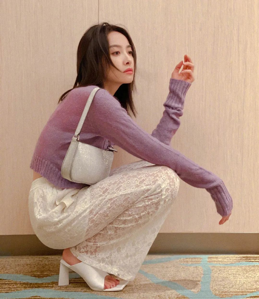 肩膀又宽又厚应该如何有效改善,肩膀又宽又厚的女生怎样穿衣搭配