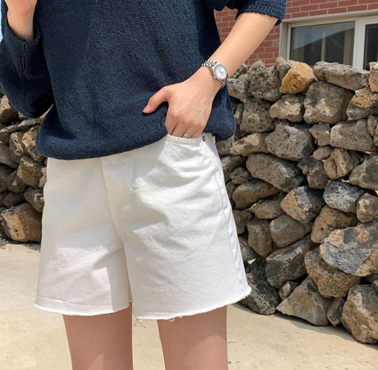 夏天薄款牛仔短裤,怎样选择牛仔短裤显瘦