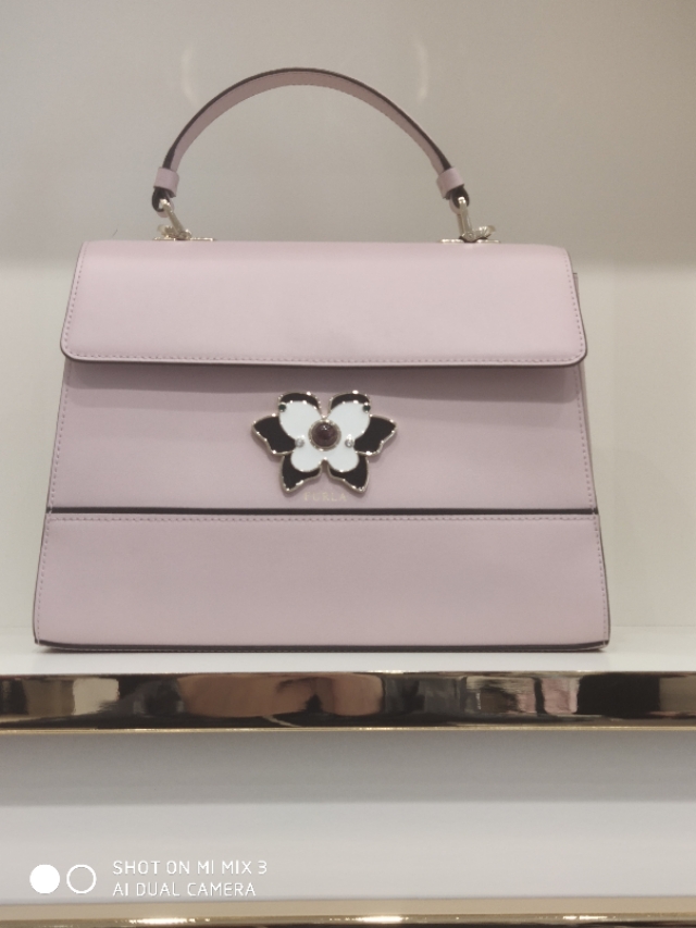 furla包包白色,furla包包属于什么档次