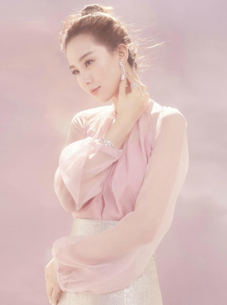 姚晨穿丝绒上衣 (姚晨黑色外套穿搭)