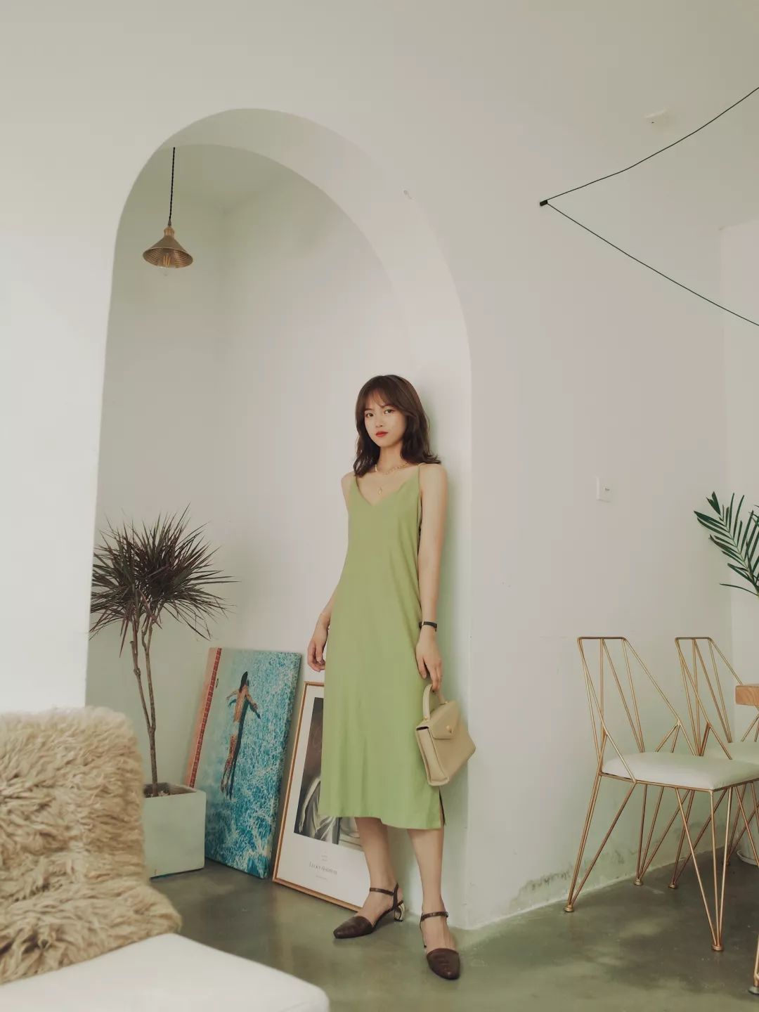 牛油果绿穿出夏季里自己的风格,牛油果色跟什么颜色一起穿才好看