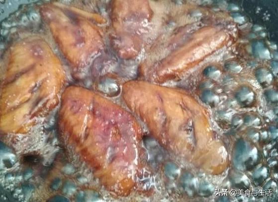 可乐鸡翅怎样做才会软烂,做可乐鸡翅倒可乐时锅里起沫