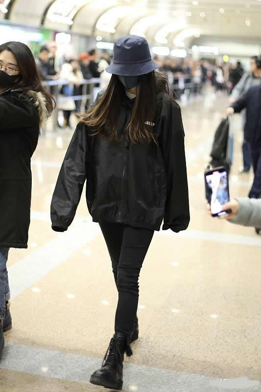 张钧甯穿白色运动服配黑运动裤帅气时尚很有型，运动服也能这么美