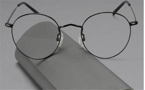 眼镜镜片镀膜有必要吗,眼镜防雾贴膜还是换镜片