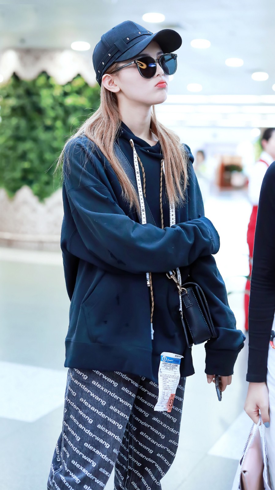 再不说杨超越土了，穿黑色卫衣牛仔裤，气场飙升直逼孟美岐