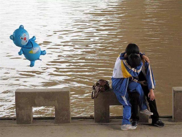 发现女儿脖子有“草莓印”，爸爸再三追问，孩子的话引人深思