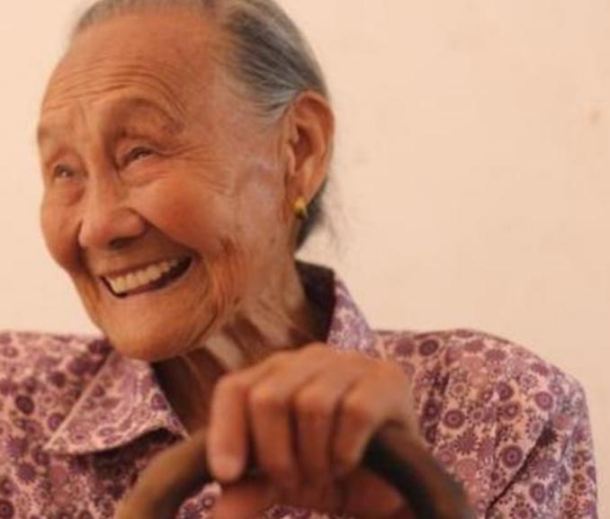 河南农妇去医院就诊，无意间露出胳膊，警察前来才知其身份不简单