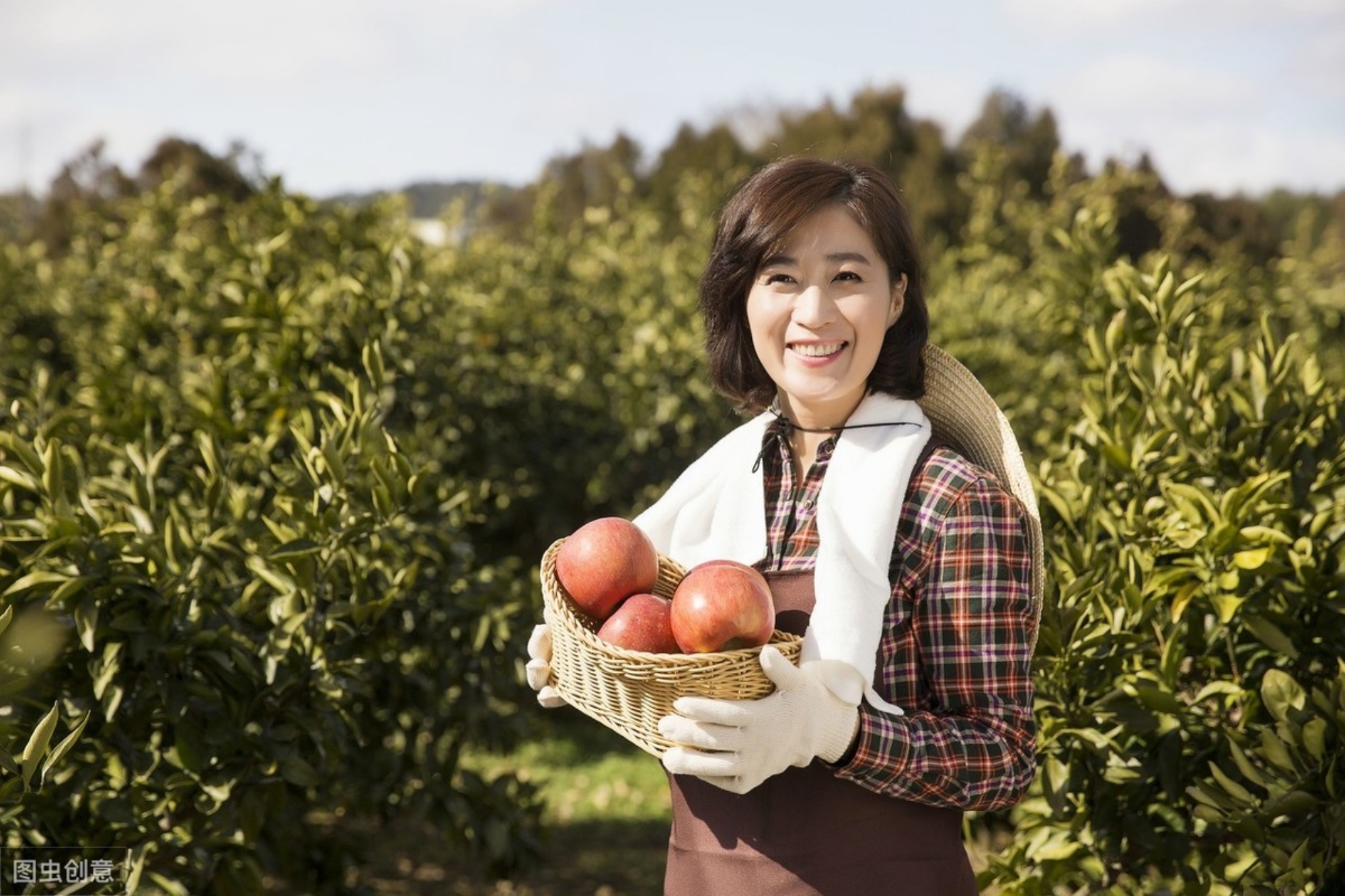 国庆来临，社保传来三个好消息，涉及收入和生育，您满意吗？