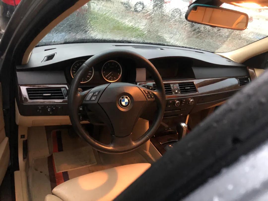 我，月薪2300，买了一辆巴伐利亚味的行政级轿车