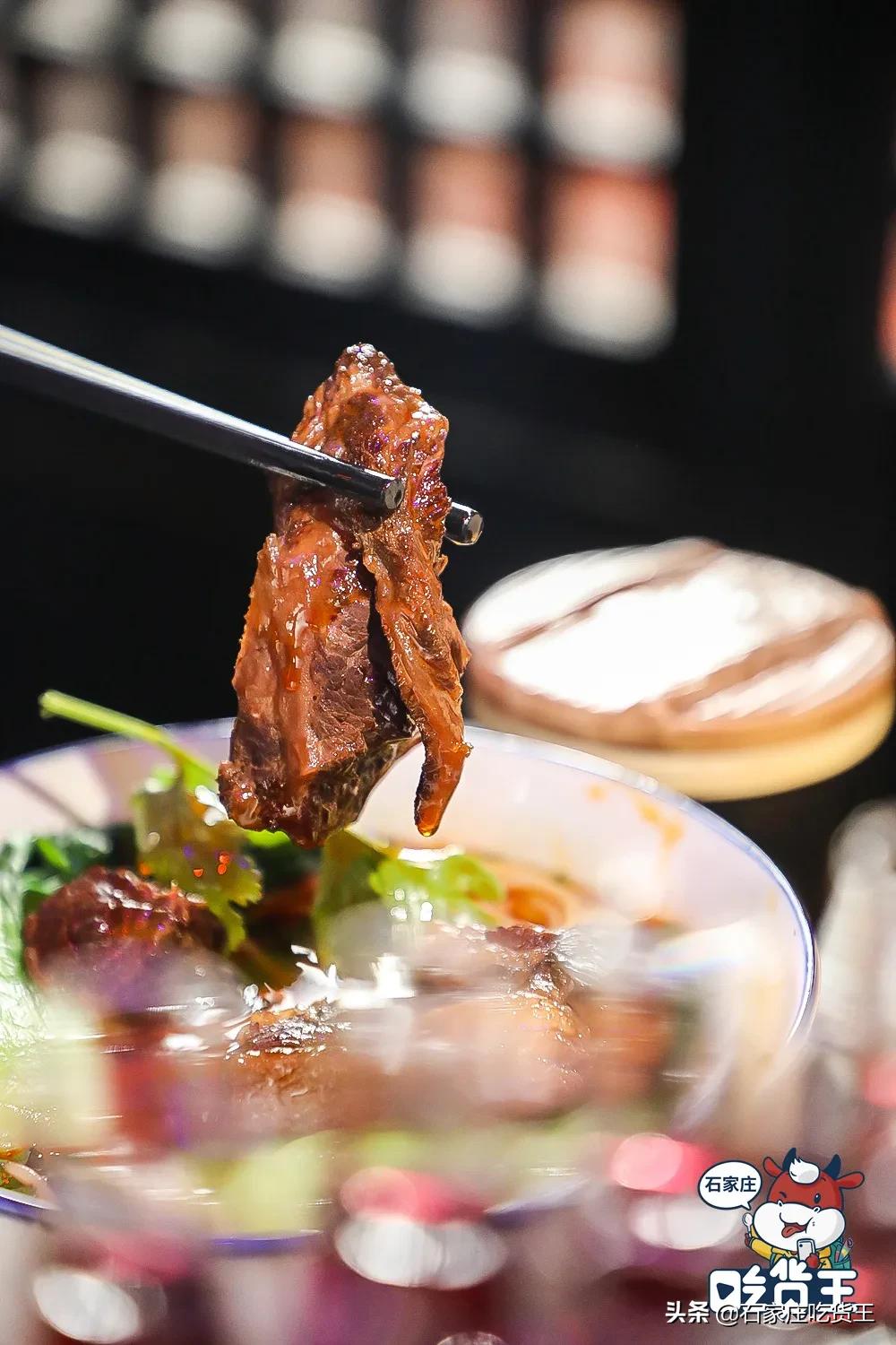 成都贰麻酒馆点啥酒,成都爆火的贰麻酒馆携手泸州老窖