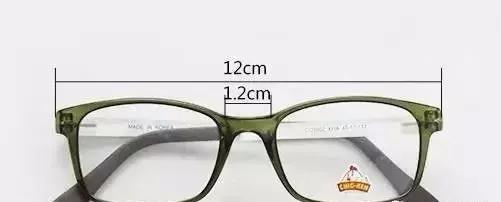 孩子挑选眼镜,家长选的眼镜