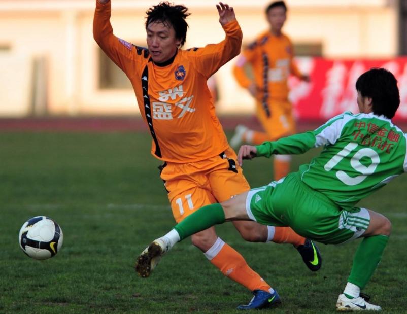 本以为已退役！38岁老将惊天倒钩致敬C罗，曾是国安与恒大元勋