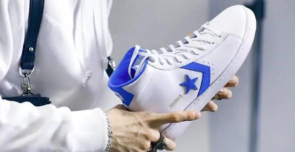 白敬亭代言的安踏鞋的同款,白敬亭同款安踏霸道篮球鞋灰色