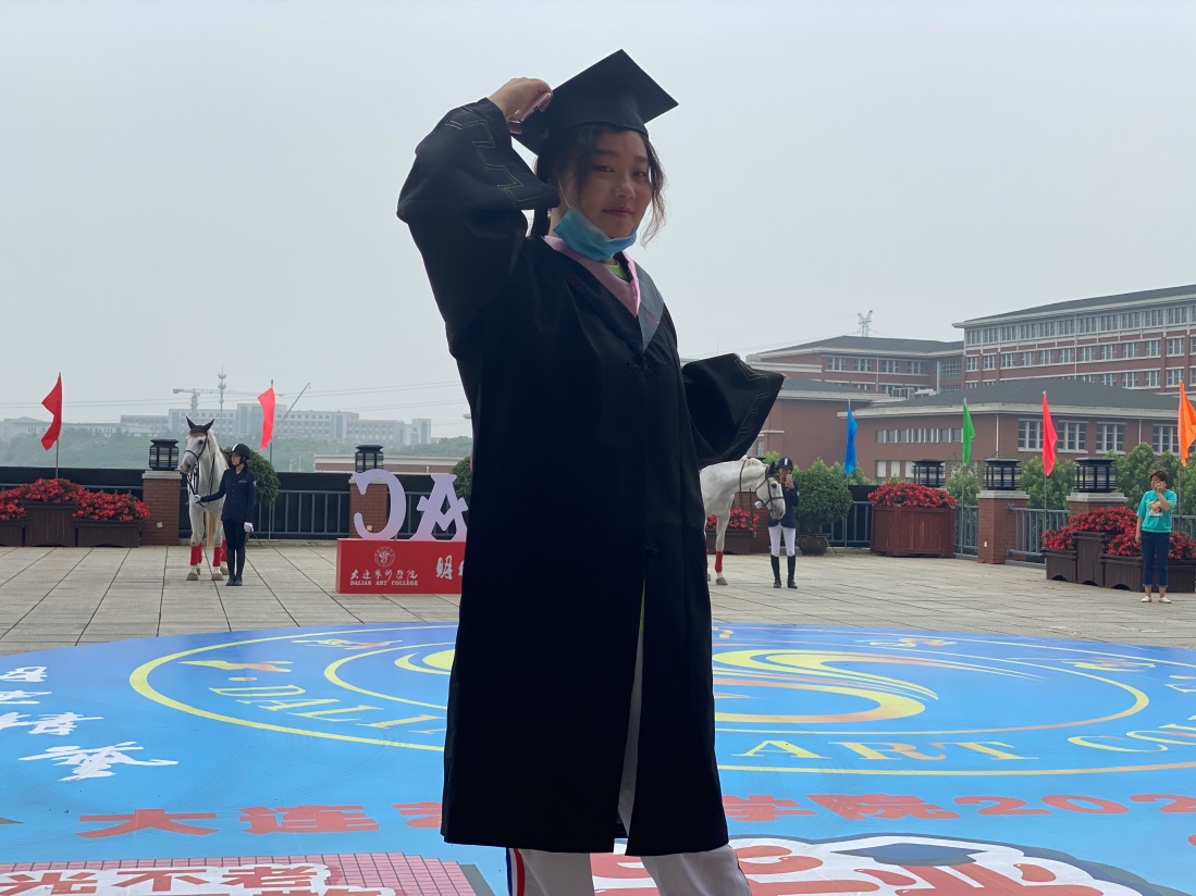 仪式好高端！大连艺术学院用盛妆马队迎送毕业生