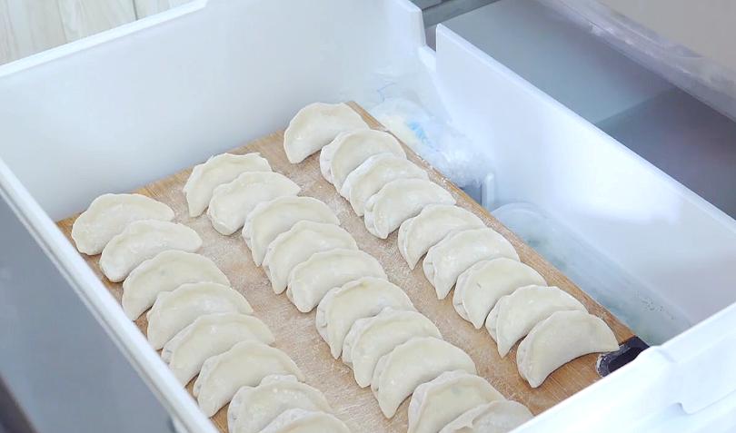 水饺如何保存,水饺怎么放在冰箱不破皮