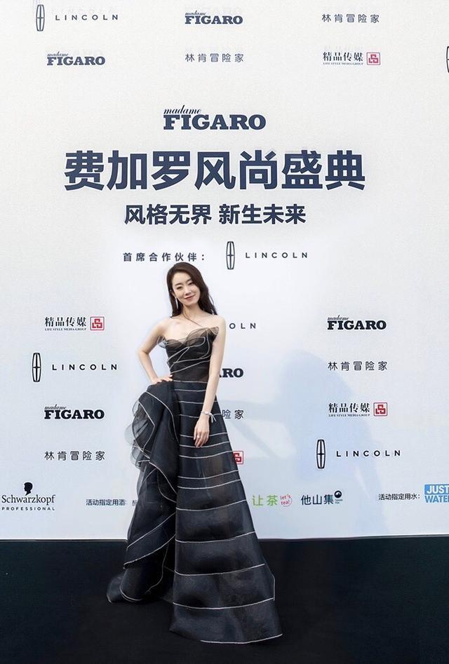 张小斐独自为李焕英扫墓,张小斐李焕英看电影穿的衣服