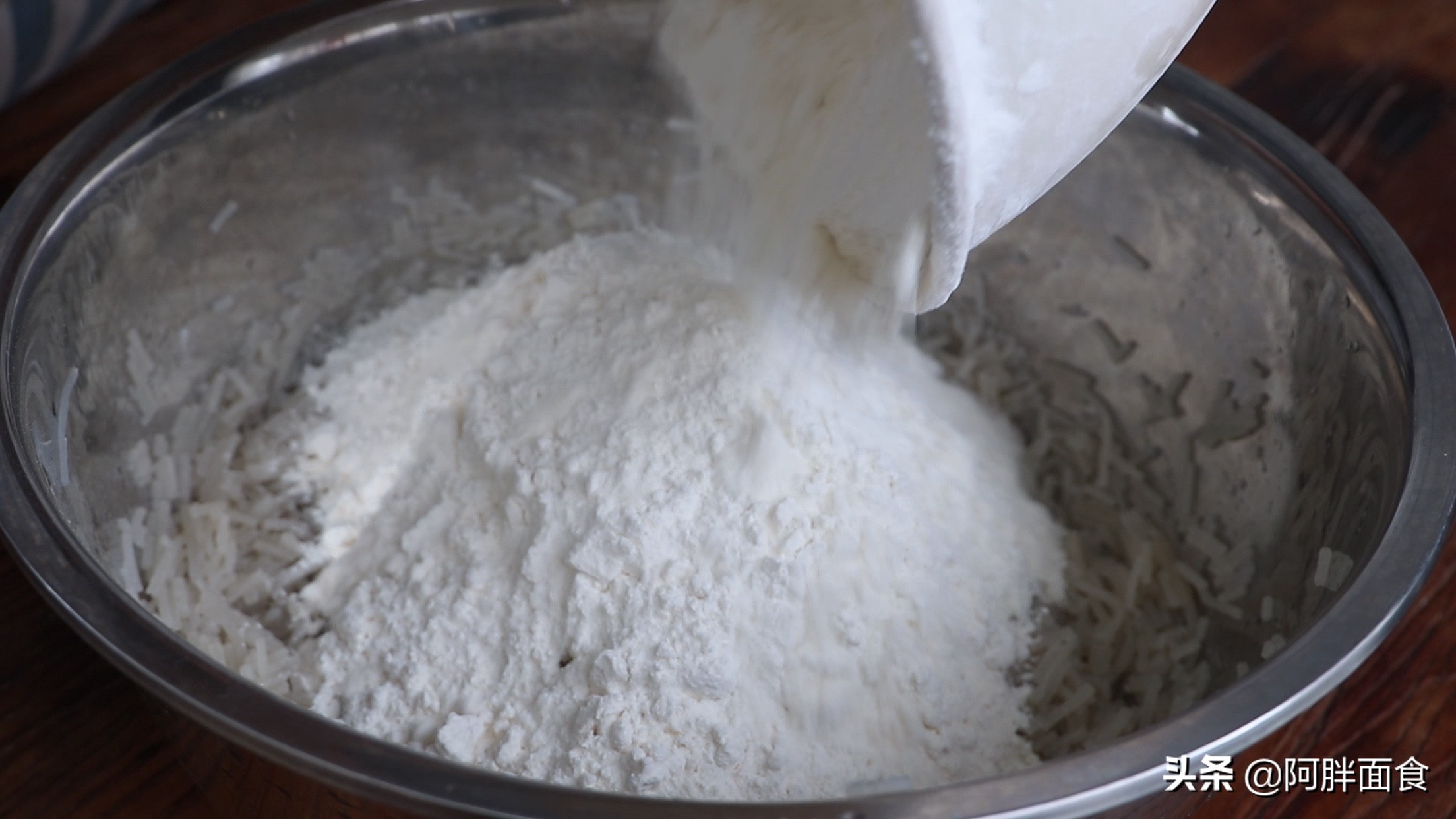 怎样炸丸子酥软好吃,开水烫面炸丸子视频