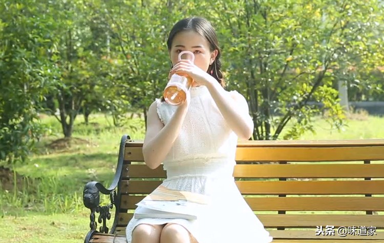 有了吸管勺子方便多了,有了吸管喜欢喝水