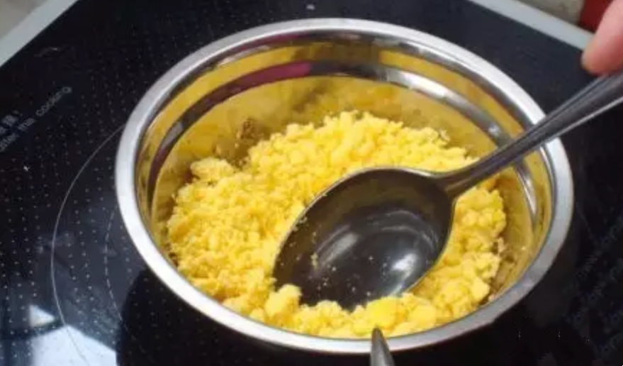 怎样熬制蛋黄油治湿疹,婴儿蛋黄油治疗湿疹的配方