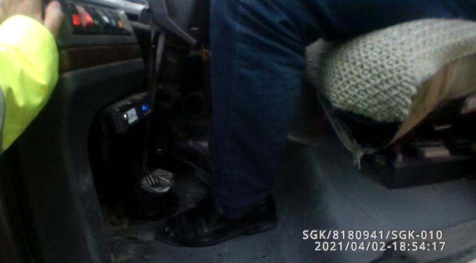 司机突发脑溢血车辆撞树施救者,驾驶途中突发脑溢血