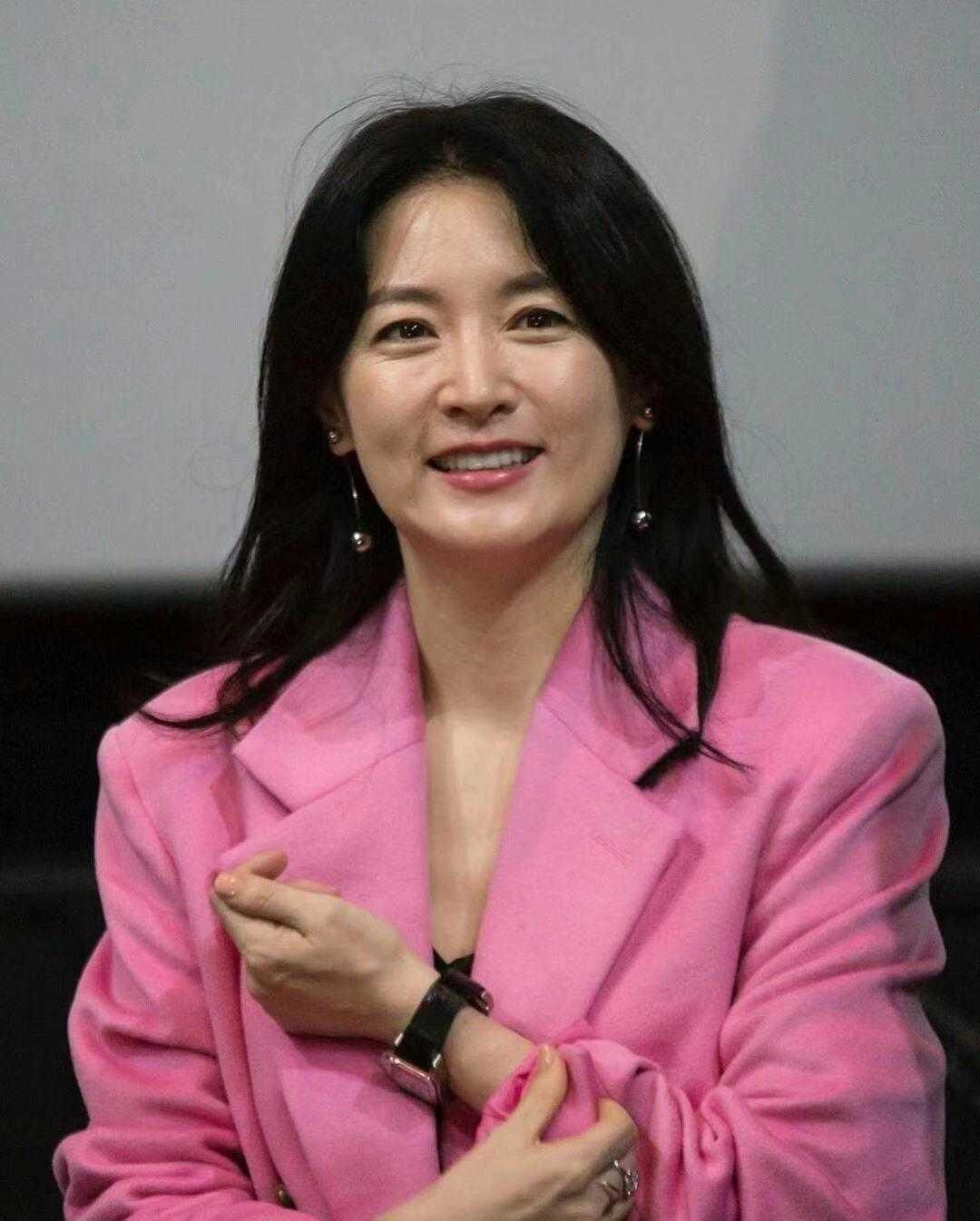 李英爱最近出席活动穿着打扮,李英爱穿花衬衫出席活动