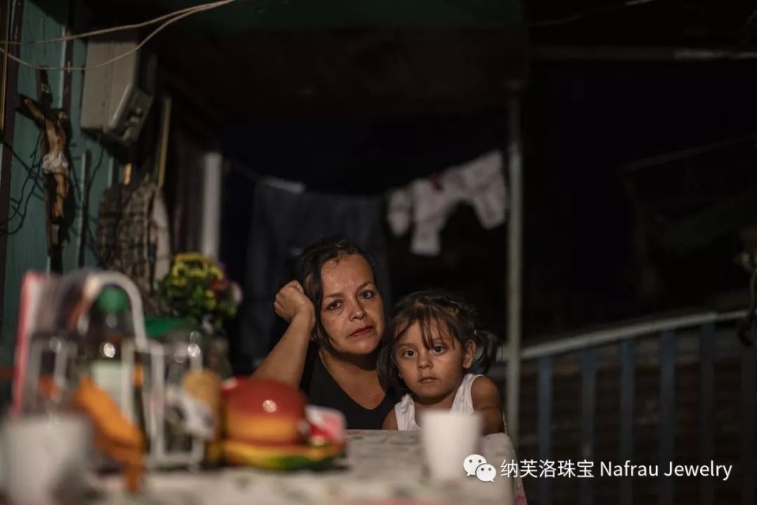 月薪2500，记录哥伦比亚祖母绿矿区女矿工的艰辛生活