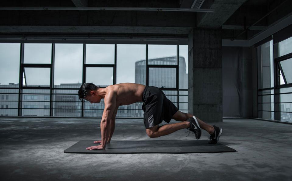 健身可以直接躺地上不用瑜伽垫,没有瑜伽垫可以躺床上吗