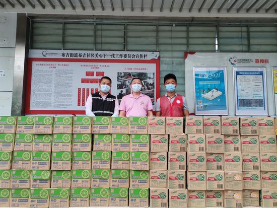 感动！核酸检测点内暖意流淌