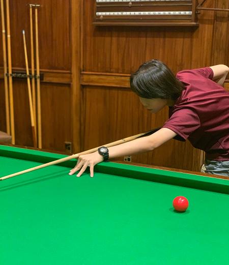 海清晒儿子画画背影图,海清儿子画