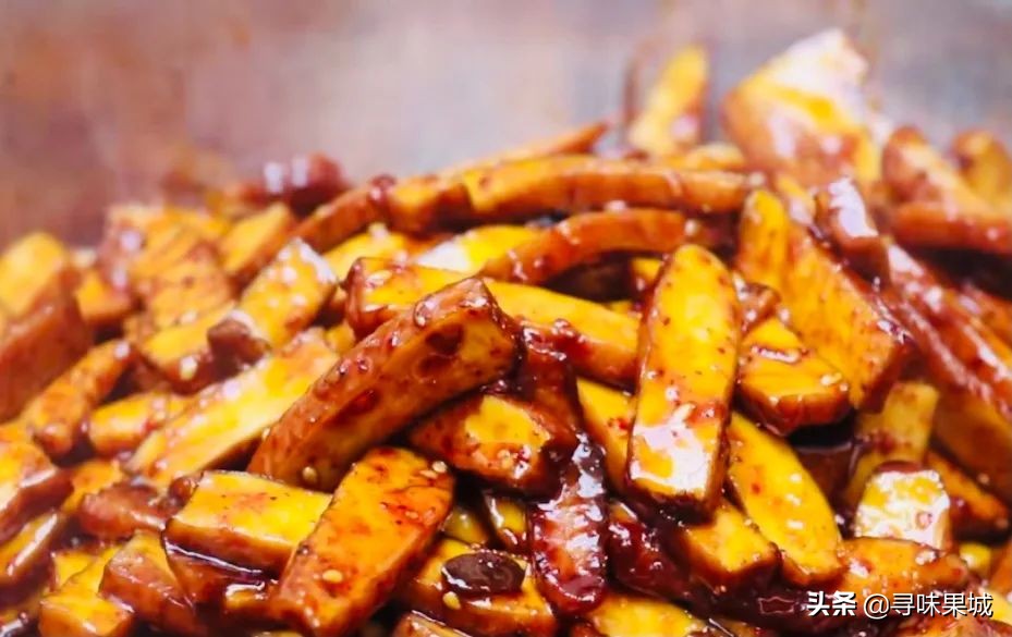 70岁大叔卖自创小吃40年,70岁老人在街边卖美食