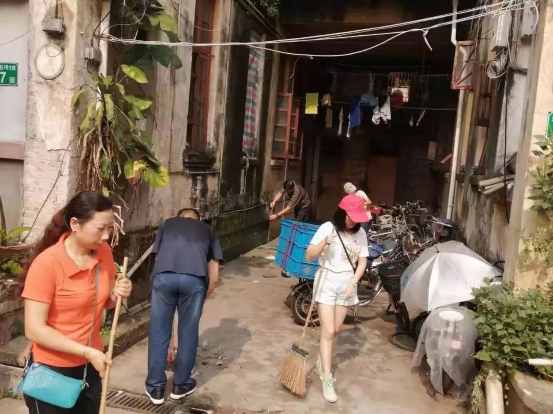 持续推进在职党员进社区志愿服务,在职党员下沉社区开展志愿服务