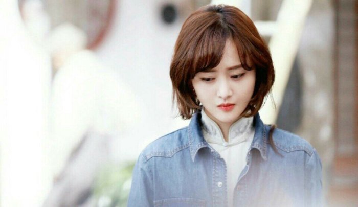 网友偶遇郑爽看房，打扮休闲随意，身材纤瘦胳膊也太细了