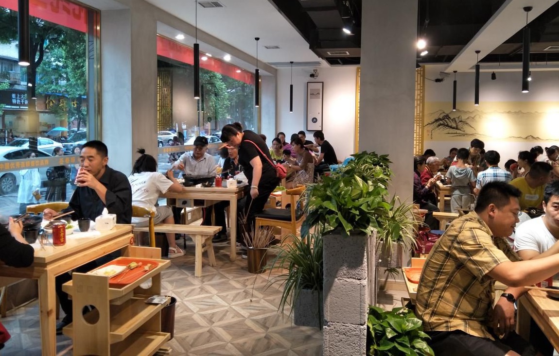 一年赚100万的小餐馆,做餐饮一年2000万的生意咋做