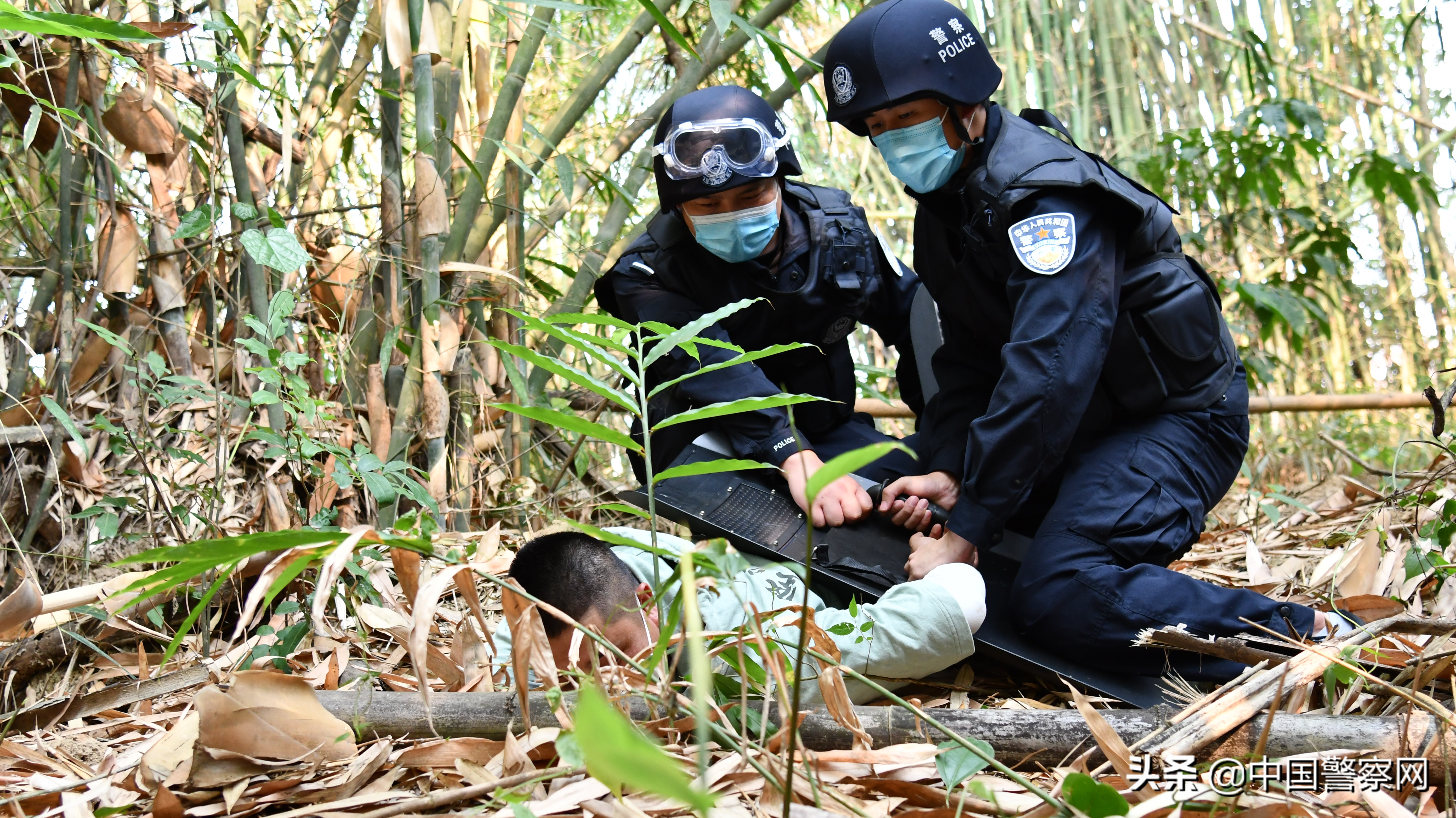24小时坚守岗位边境线上最美的“警”色
