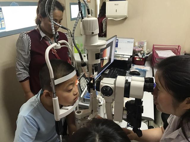 这些网红眼药水暗藏风险,用网红眼药水伤眼睛吗