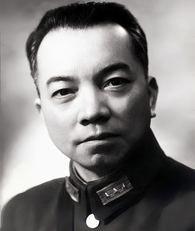 解放南京时，第一个占领“总统府”的解放军军长，建国后怎么样？