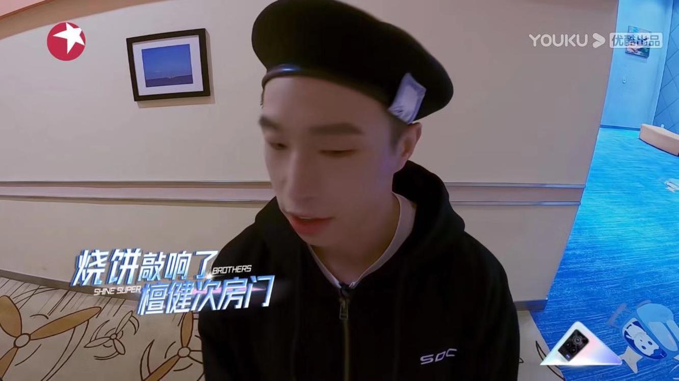 无颜、哑嗓、广场舞水平的搞笑担当烧老师凭啥得“小考”第一？