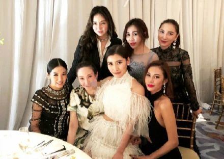 刘德华小姨子炫富上瘾？爱晒家中整墙名牌包，全身名牌堆砌太高调