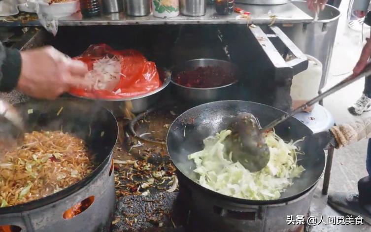 河南两父子路边炒面23年,8元一份2小时就卖光,一天收入800元