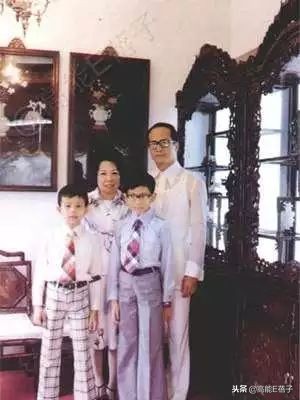 李嘉诚祭拜亡妻,李嘉诚拜祭亡妻