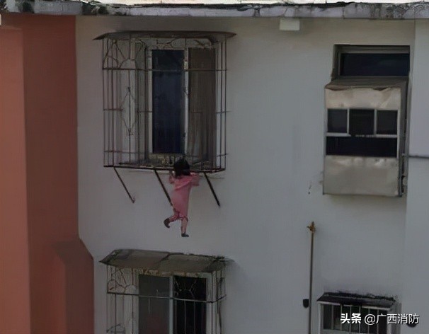 南宁两父子安装防盗网坠楼事件,两个孩子防盗网坠楼后续